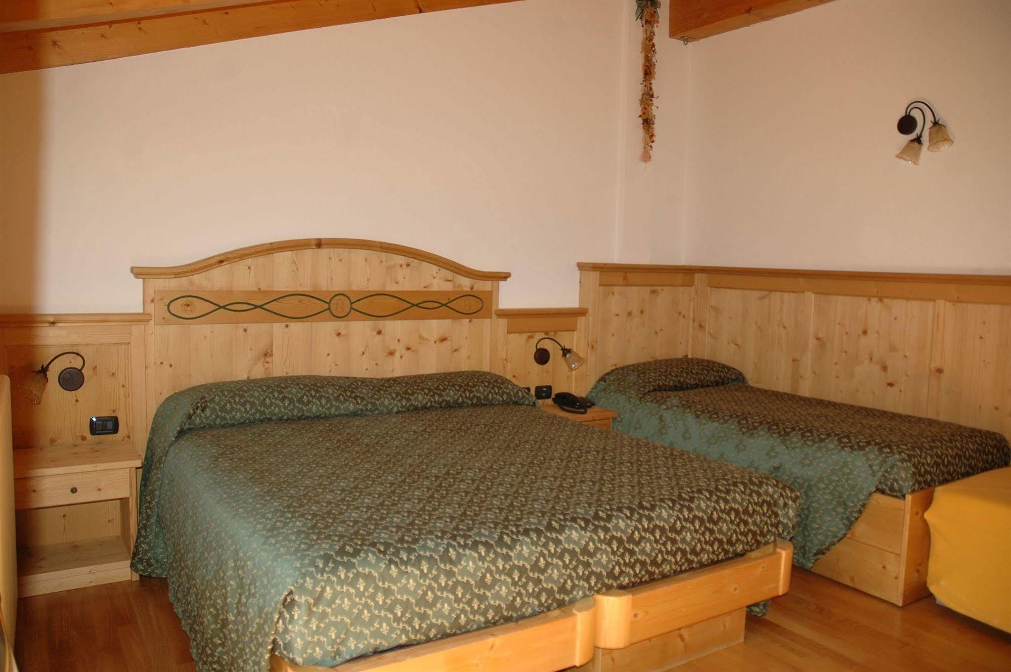 מדונה די קמפיליו Hotel Garni La Soldanella מראה חיצוני תמונה